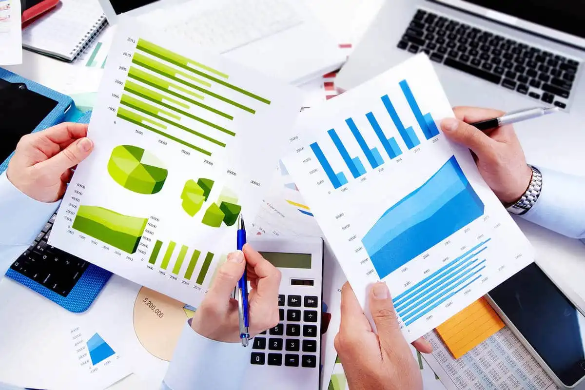 Yrityksen johtohenkilöt vertailemassa lainatarjouksia