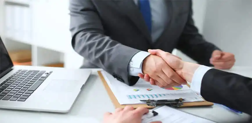 Lainaneuvottelun osapuolet kättelevät yrityslaina sopimuksen tekemiseksi